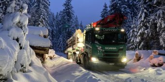 Rundholztransport im Winter 